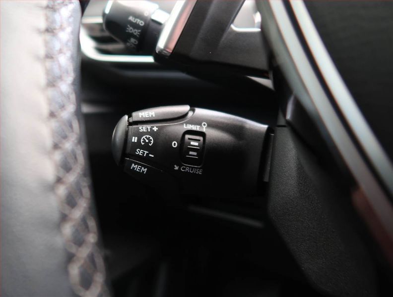 Peugeot 3008 (2017) Allure 1.6 THP, Automat - fotka 19 z 21