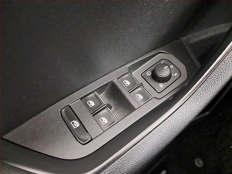 Škoda Karoq (2019) 1.6 TDI, Navi, Tempomat - fotka 15 z 19