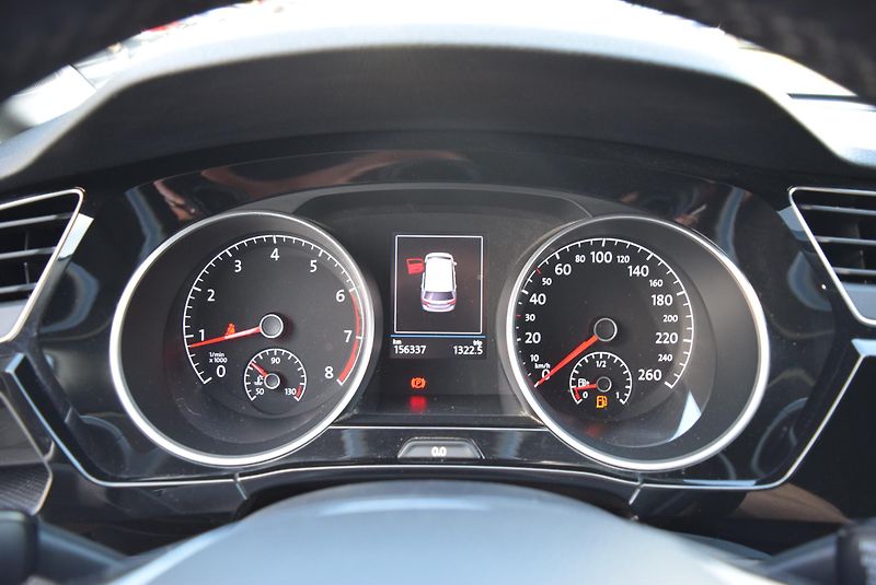 Volkswagen Touran (2018) 1.4TSI 110kw R-line NAVI LED - fotka 33 z 50
