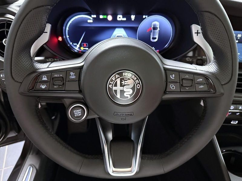 Alfa Romeo Giulia (2026) 2.0T 280k AT8 ZF Q4 4x4 Veloce - fotka 18 z 22
