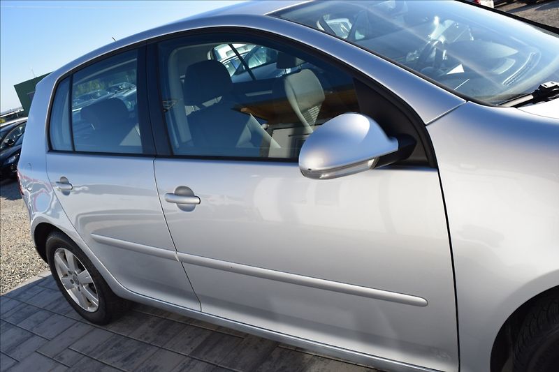 Volkswagen Golf 1,4 i 59KW NOVÁ STK ALU - fotka 5 z 35