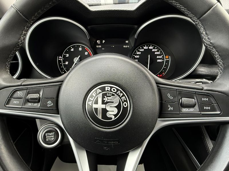 Alfa Romeo Stelvio 2,0T Q4 280PS 4x4 Automat - fotka 29 z 40