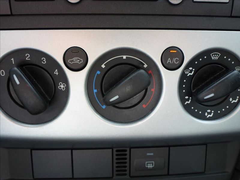 Ford Focus 1,6 16V NOVÁ STK,Klimatizace ! - fotka 35 z 48