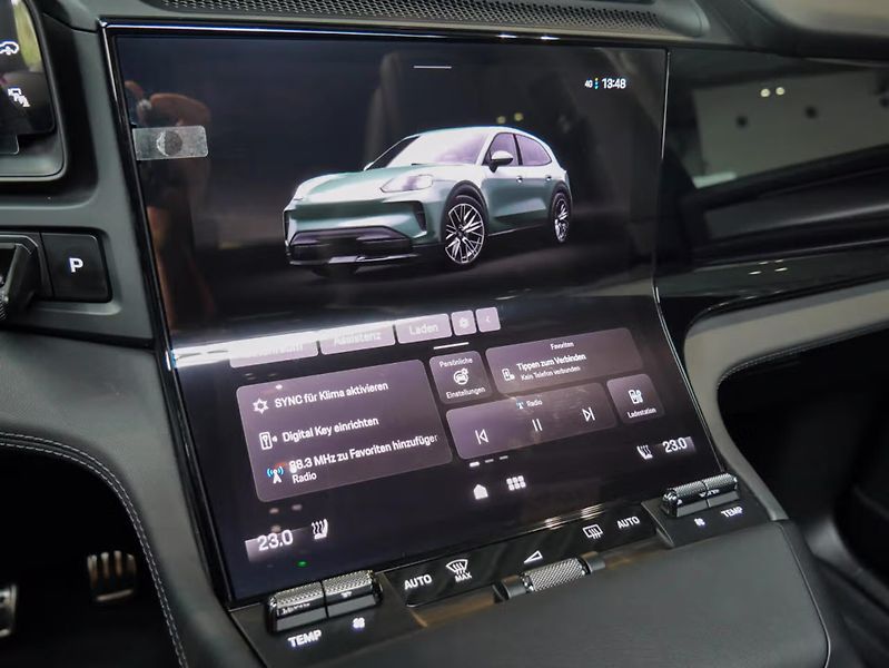 Porsche Cayenne Electric Pano HuD 360 Chrono T - fotka 17 z 22