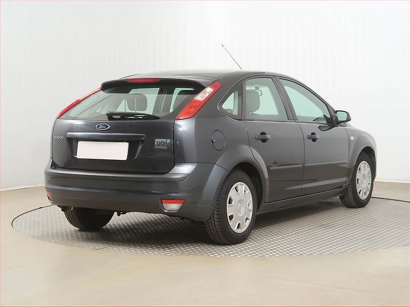 Ford Focus (2008) 1.6 16V, po STK, rezervace - fotka 5 z 16