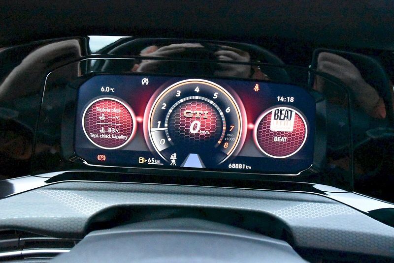 Volkswagen Golf (2022) GTI 2.0 TSI 180kW - fotka 16 z 33
