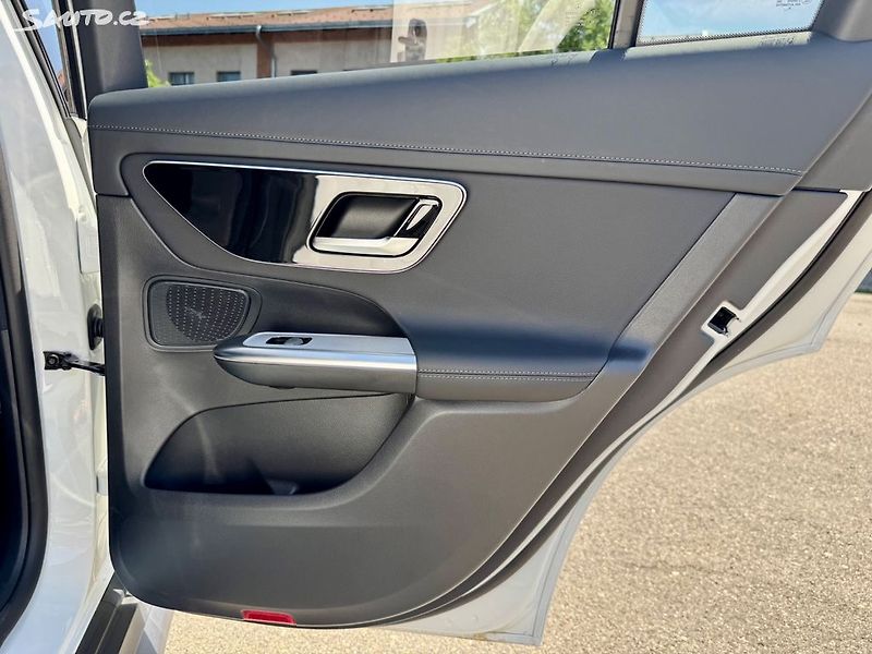 Mercedes-Benz GLC 220d 4MATIC AMG - fotka 45 z 48