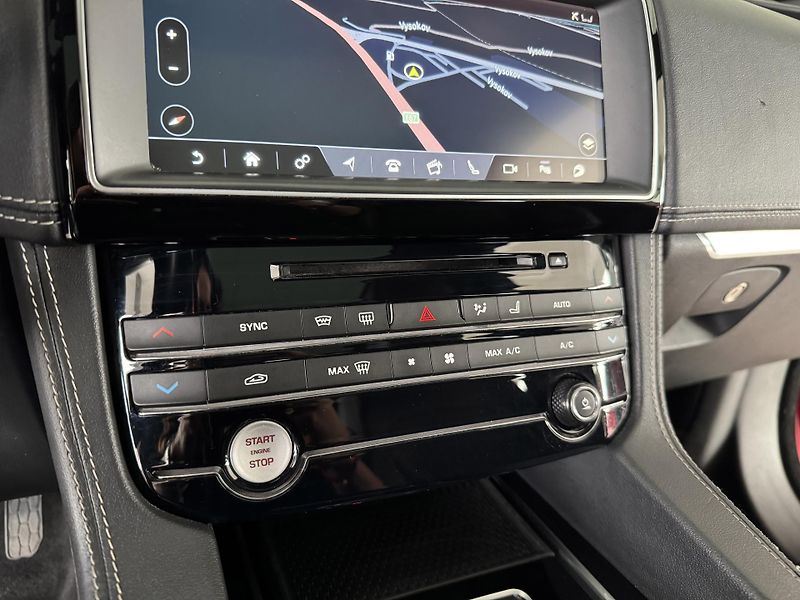 Jaguar F-Pace 20d AWD*AUT*R-SPORT*LED*Panora - fotka 24 z 39