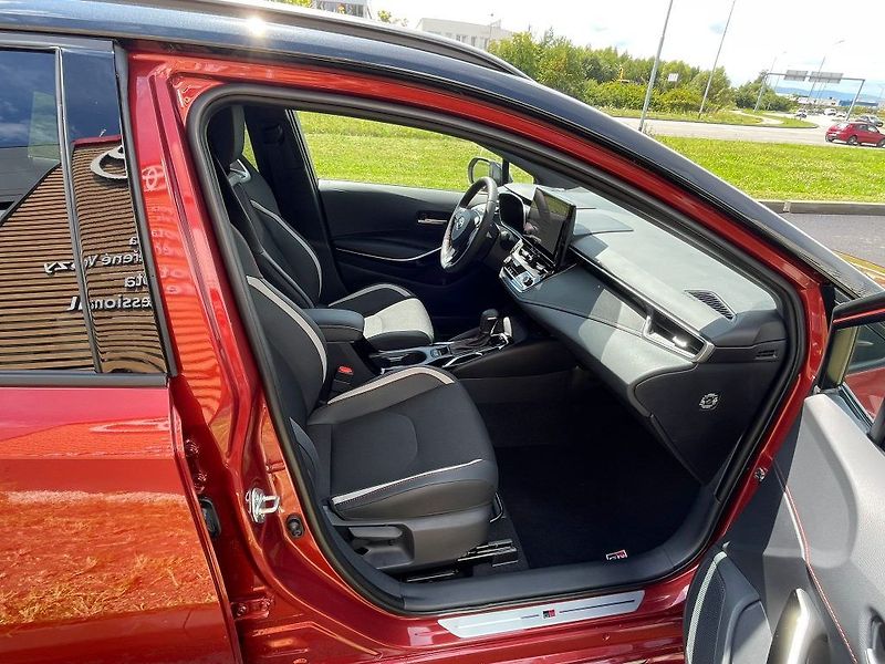 Toyota Corolla 2.0 Hybrid GR SPORT - fotka 23 z 28