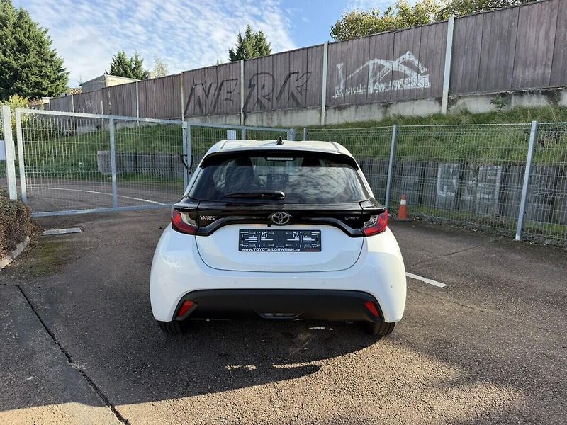 Toyota Yaris 1.5 HEV 116k Comfort Business - fotka 4 z 9