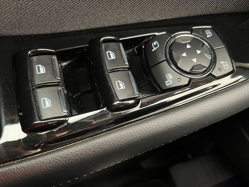 Ford S-MAX 2.0 EB Titanium LED manuál - fotka 13 z 65