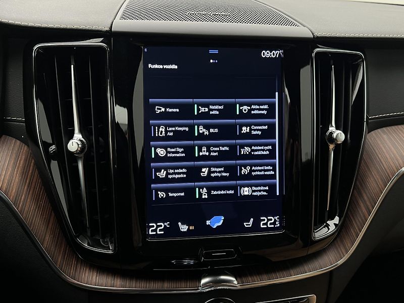 Volvo XC60 B4 AWD INSCRIPTION AUT 1.maj. - fotka 30 z 39