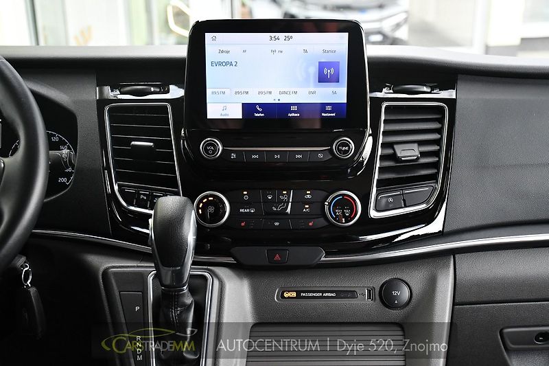 Ford Tourneo Custom 2.0EcoBlue 8.MÍST TITANIUM - fotka 24 z 43