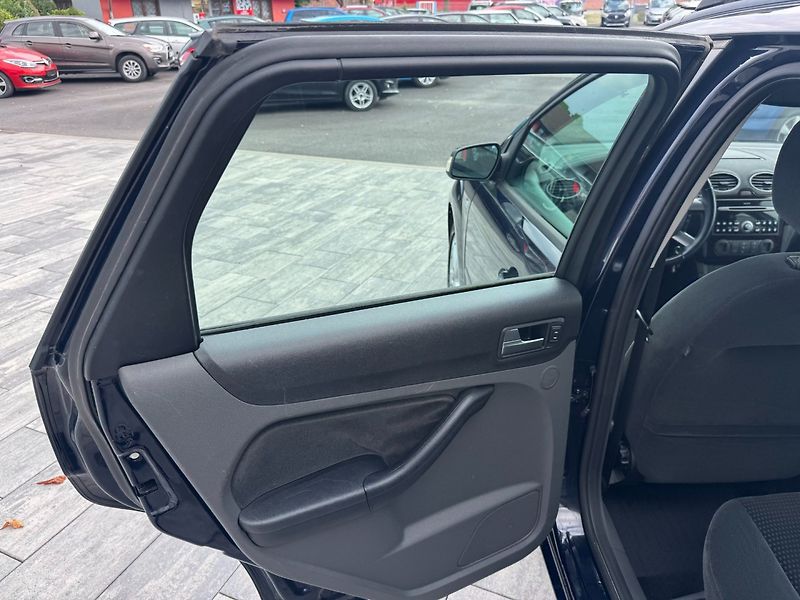 Ford Focus (2007) Ghia 2.0i 107kW - fotka 12 z 30