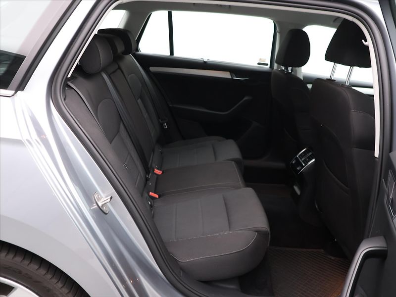 Škoda Superb 1,5 TSI 110kW CZ Xenon Navi - fotka 13 z 29