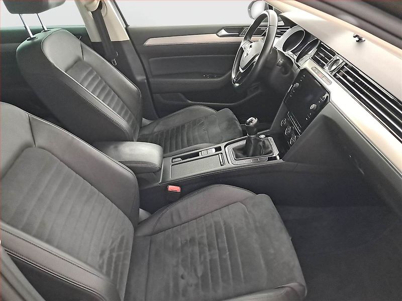 Volkswagen Passat (2017) Highline 2.0 TDI, Serv.kniha - fotka 9 z 19