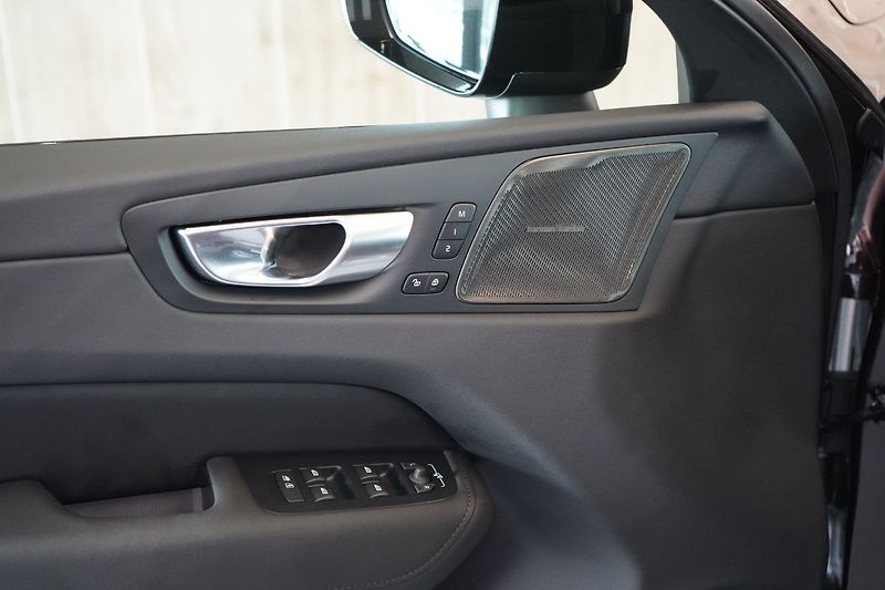 Volvo XC60 B5 AWD PLUS Dark LCI, H/K, LED - fotka 22 z 48