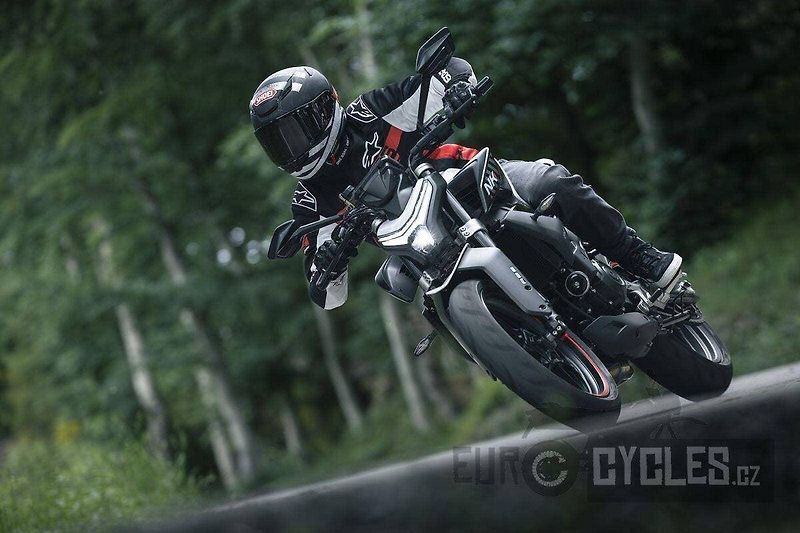 CFMOTO 450 NK (2026) - fotka 15 z 20