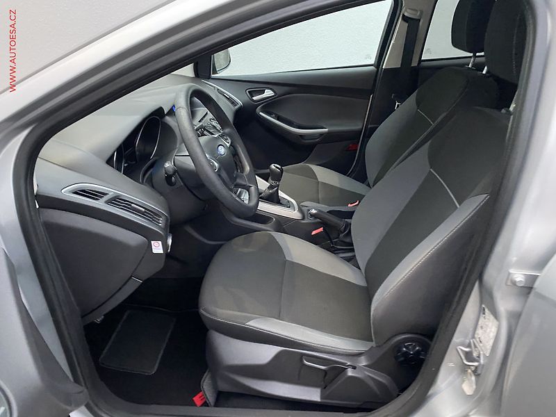 Ford Focus (2012) 1.6 Ti-VCT, Trend, AC, park. - fotka 9 z 15