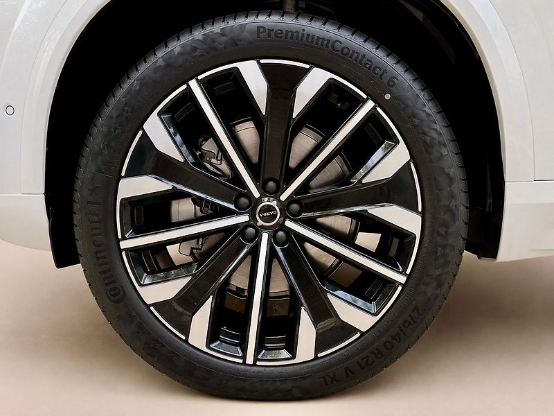 Volvo XC90 B5 AWD PLUS DARK PREMIUM, PANO - fotka 8 z 34