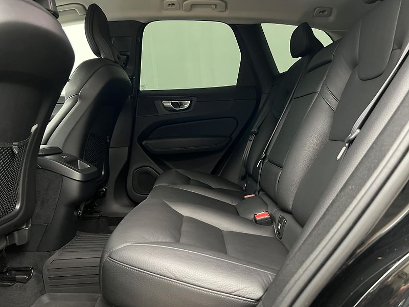 Volvo XC60 B4 AWD MOMENTUM AUT - fotka 6 z 43