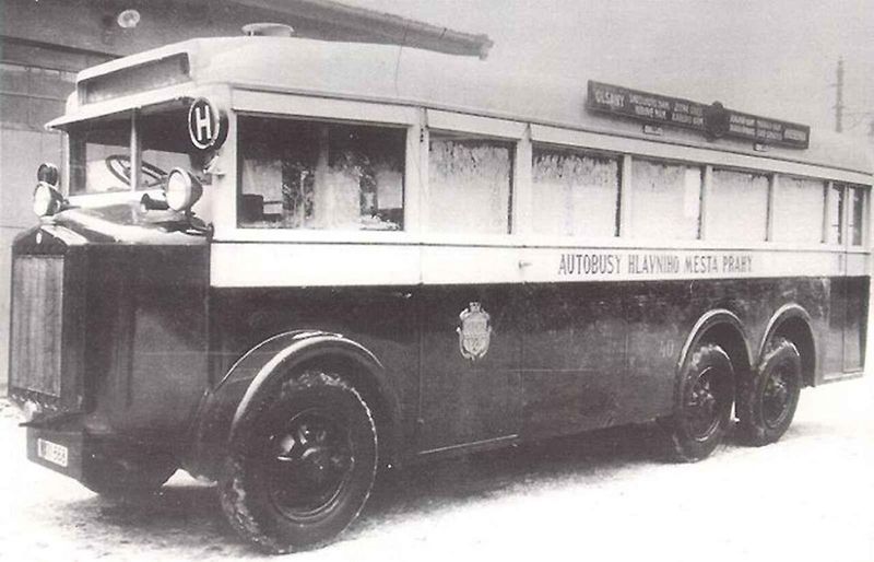Třínápravové autobusy Tatra T24 patřily mezi cestujícími k velice oblíbeným. Na snímku je autobus z roku 1936.