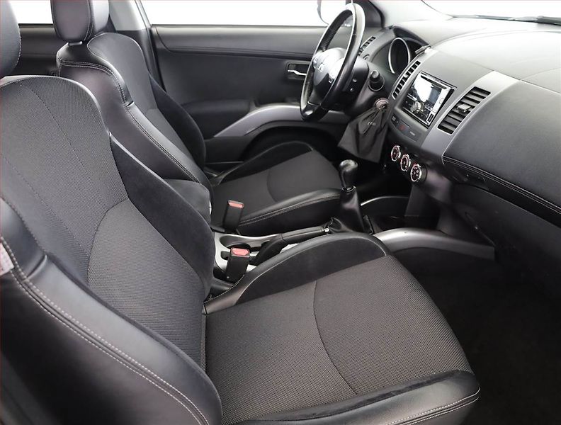 Mitsubishi Outlander (2010) 2.0, po STK, Tažné, rezervace - fotka 7 z 13