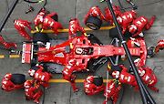 F1 2017 GP Číny - Sebastian Vettel (Ferrari) při zastávce u svých mechaniků