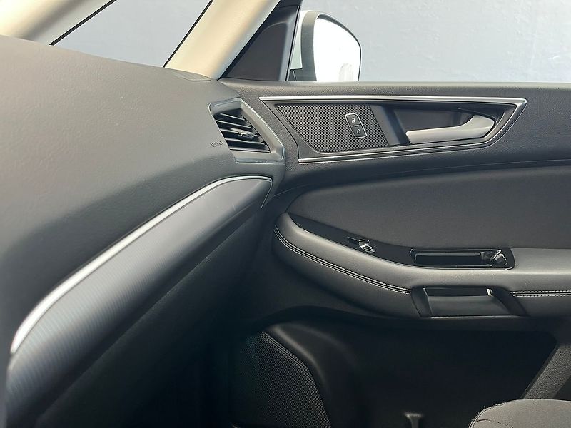 Ford S-MAX 2.0 EB Titanium LED manuál - fotka 24 z 58