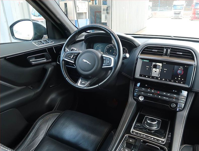 Jaguar F-Pace (2018) 20d AWD, 4X4, Automat, Kůže - fotka 7 z 23