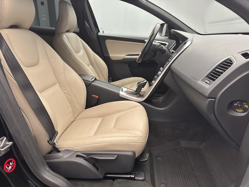 Volvo XC60 D4 AWD SUMMUM AUT CZ 1.maj - fotka 23 z 40