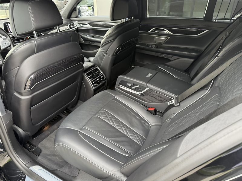 BMW Řada 7 3,0 xDrive 740d - fotka 28 z 39