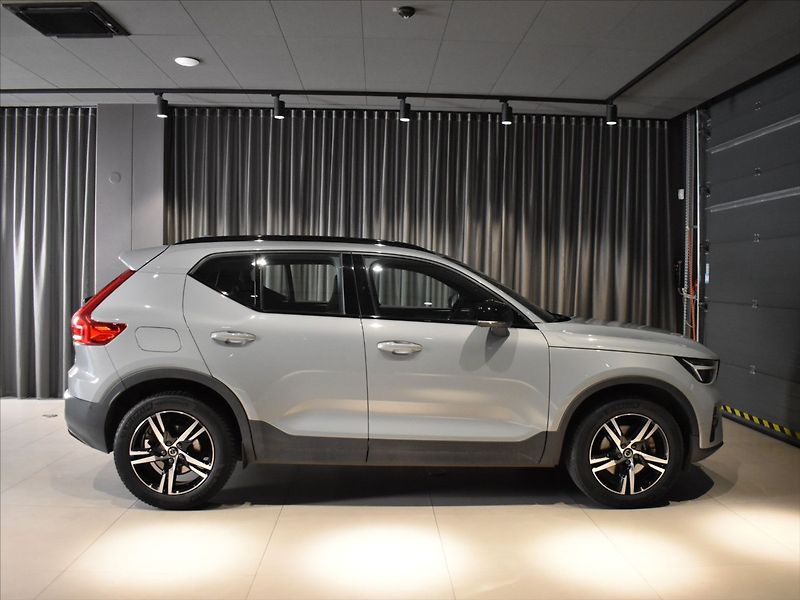 Volvo XC40 2,0 B3 Plus Dark Bezklíč - fotka 3 z 23