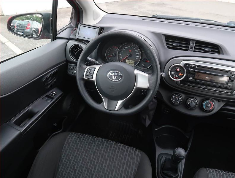 Toyota Yaris (2013) 1.0 VVT-i, Park. senzory - fotka 7 z 17