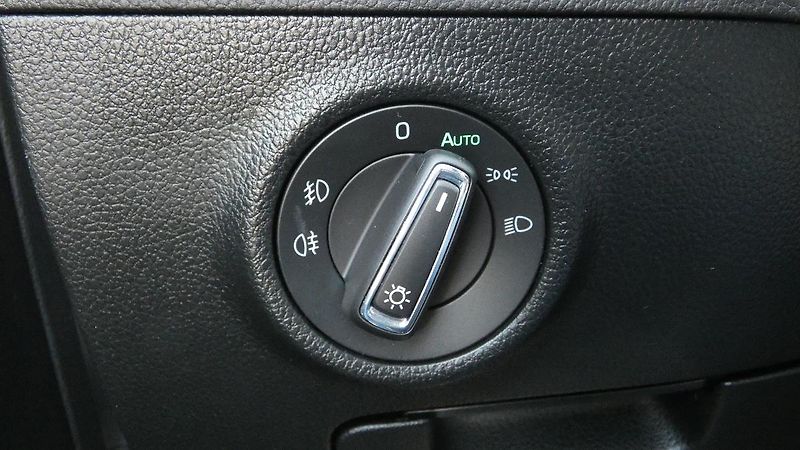 Škoda Superb Combi 2,0 TDI DSG Style - fotka 10 z 25