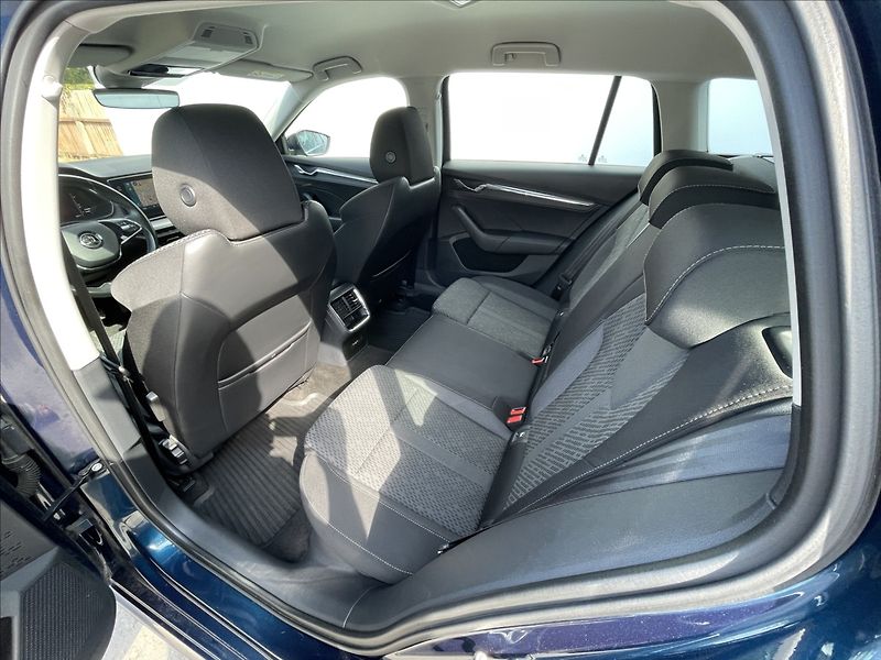 Škoda Octavia 2,0 TDI Combi Style Plus TAŽNÉ - fotka 16 z 23