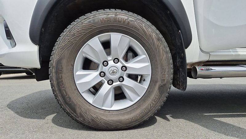 Toyota Hilux Active  2.4L Diesel 6M/T 4x4 - fotka 22 z 23