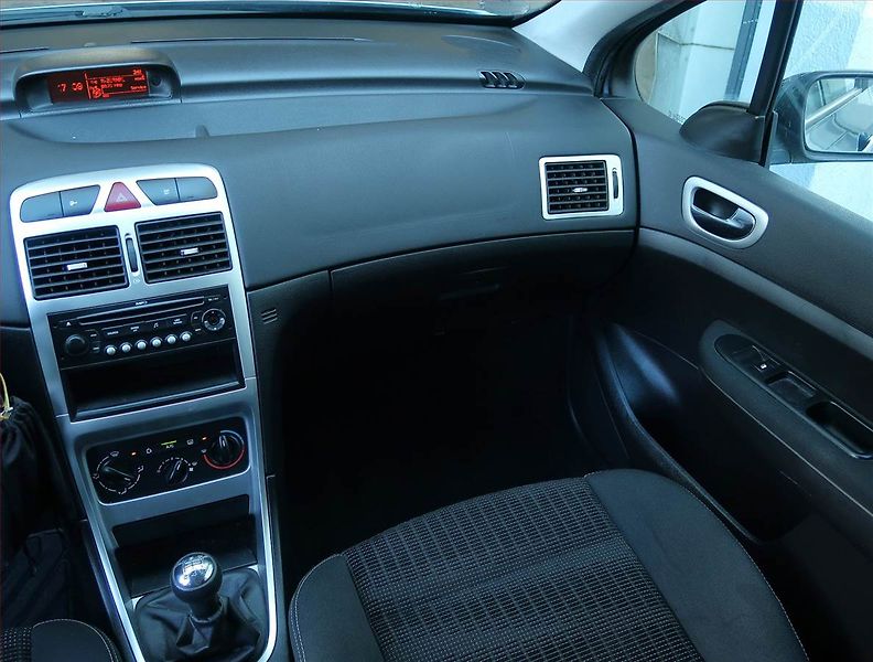 Peugeot 307 (2008) 1.6 HDi, 7 míst, Serv.kniha - fotka 8 z 16