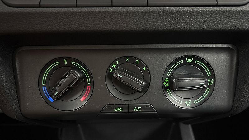 Škoda Fabia 1.0 TSI Ambition Combi - fotka 13 z 24