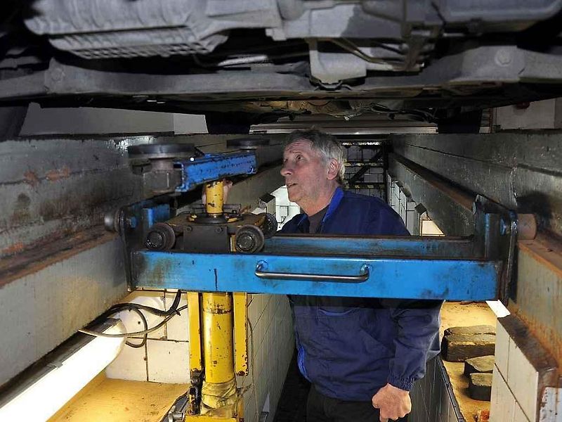 Praktické hodiny v autoservisu mají pomoci mladým řidičům.