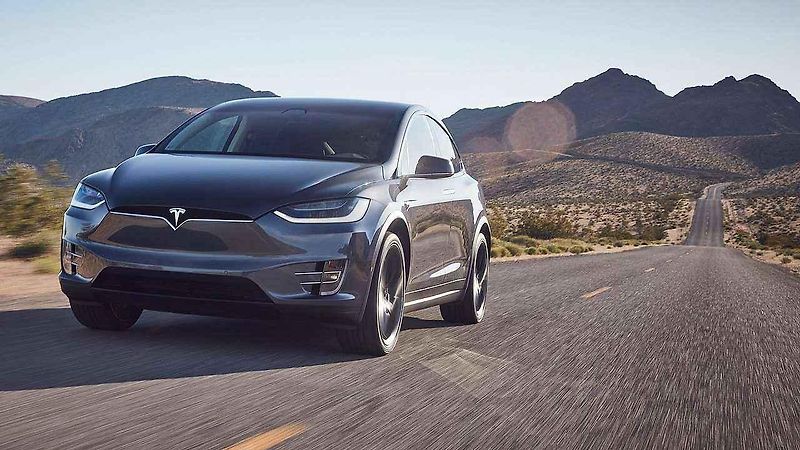 Model X v autonomním režimu čelně naboural do betonového rozdělovače pruhů na dálnici.