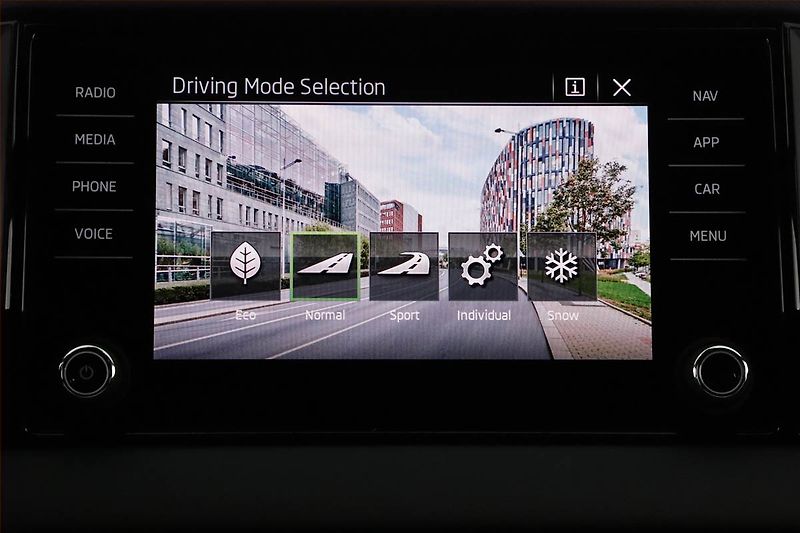 Škoda Karoq (2025) 2.0 TSI - fotka 17 z 25