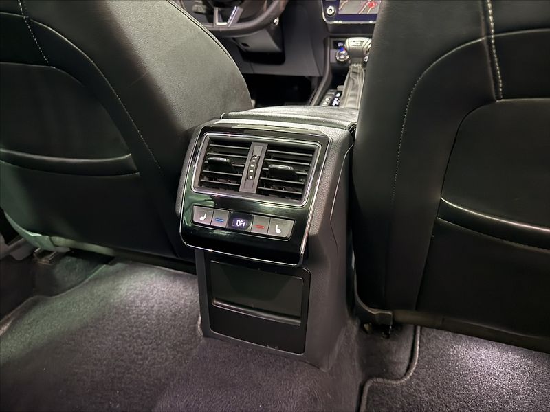 Škoda Superb 2,0   TDI 4x4 DSG SPORTLINE - fotka 26 z 39