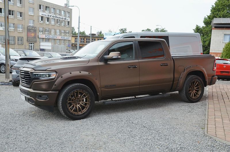 Dodge RAM (2022) 1500 BIGHORN 5.7 V8 HEMI 4x4  - fotka 3 z 51