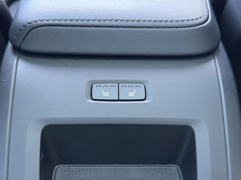 Volvo V60 B4 FWD PLUS DARK // 1. Maj. - fotka 23 z 46