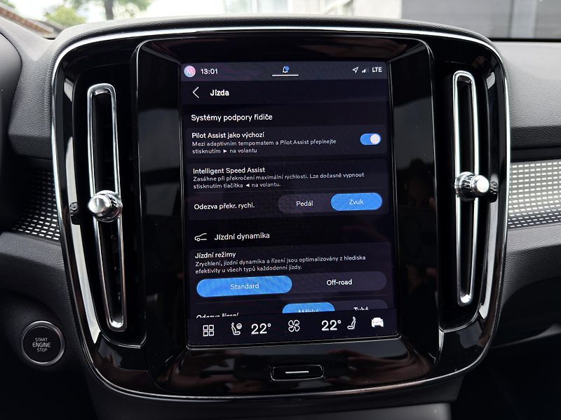 Volvo XC40 B4 FWD // ULTRA // REZERVACE - fotka 33 z 47