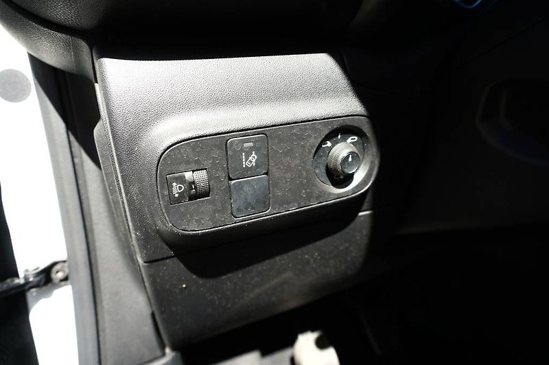 Citroën C3 (2018) SHINE 1,2 PT 60 kW - fotka 38 z 51