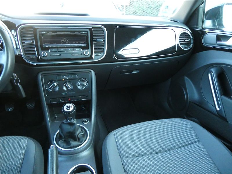 Volkswagen Beetle 1,2 TSi 77kW,1.maj.,po servise - fotka 24 z 52