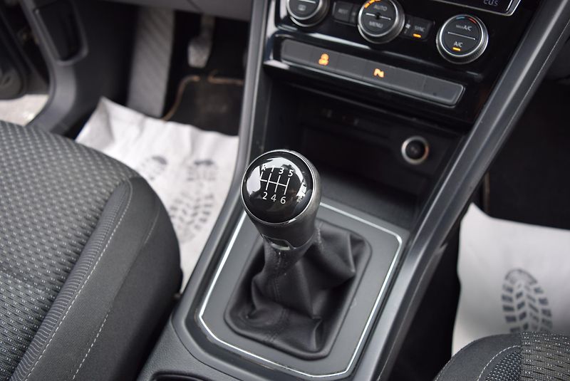 Volkswagen Touran (2017) 1.2TSI 81kw CLBMT 7MÍST TAŽNÉ - fotka 33 z 45