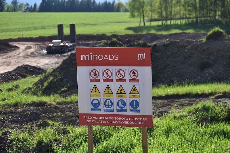 Stavba dálnice D11 v Královci 28. dubna 2025.